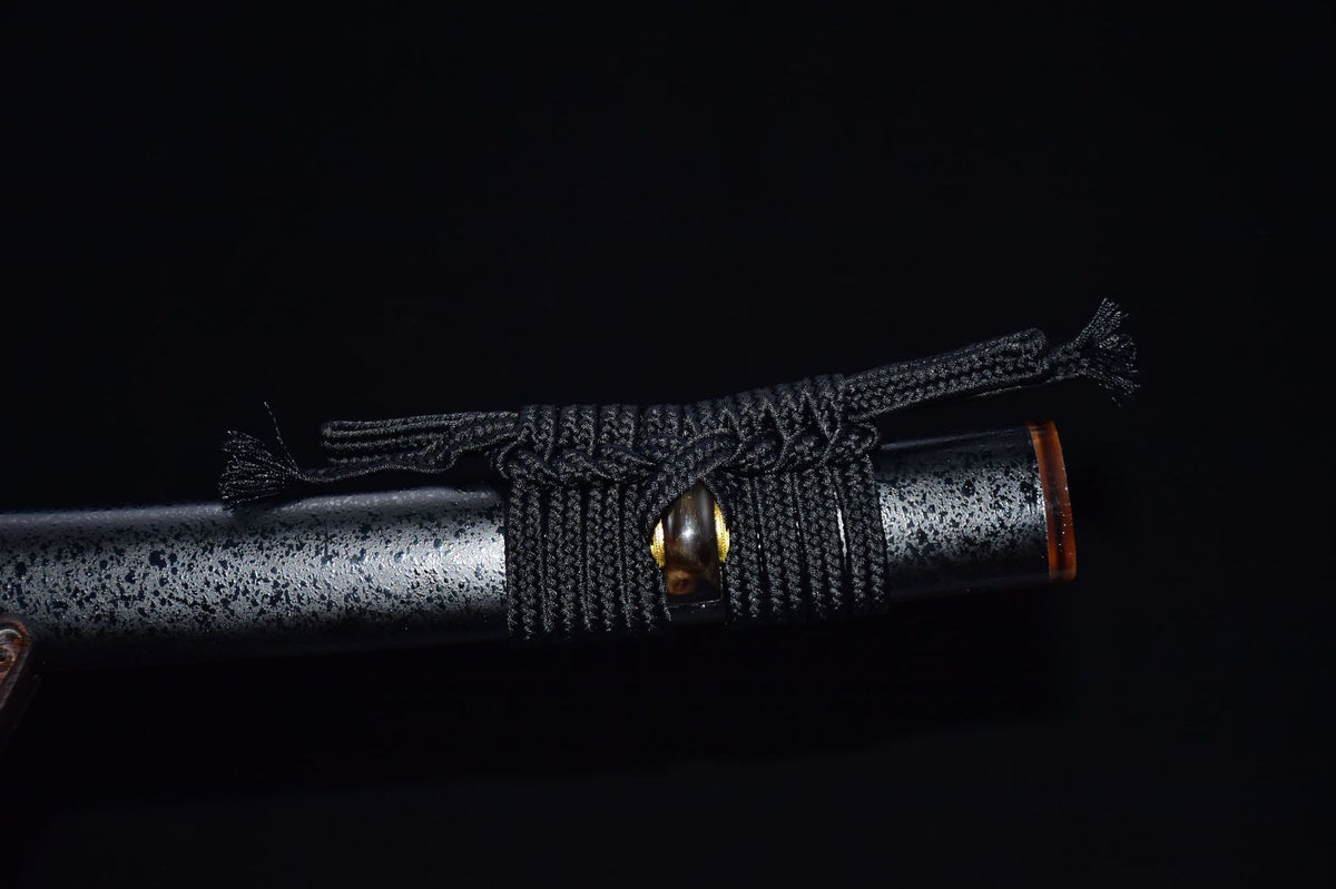Black sageo tied around the horn kurikata