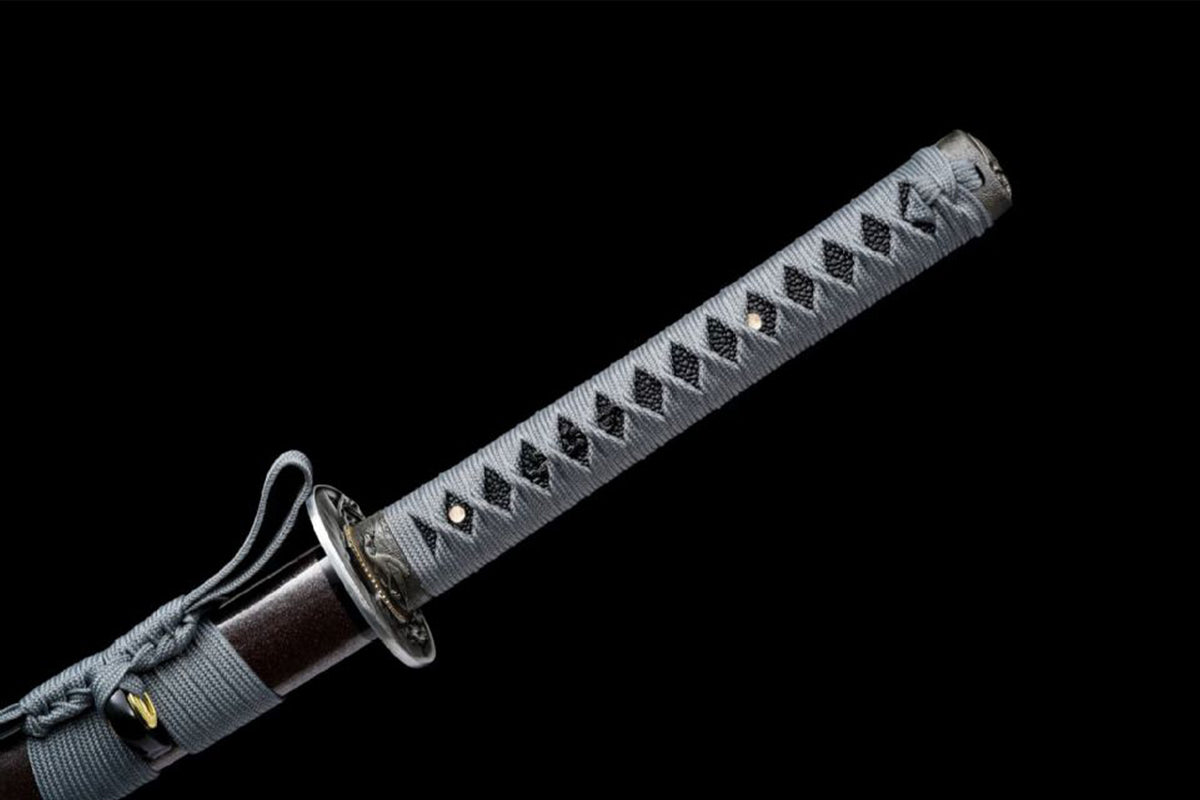 Gray-wrapped tsuka and matching sageo on the Silent Warrior Katana