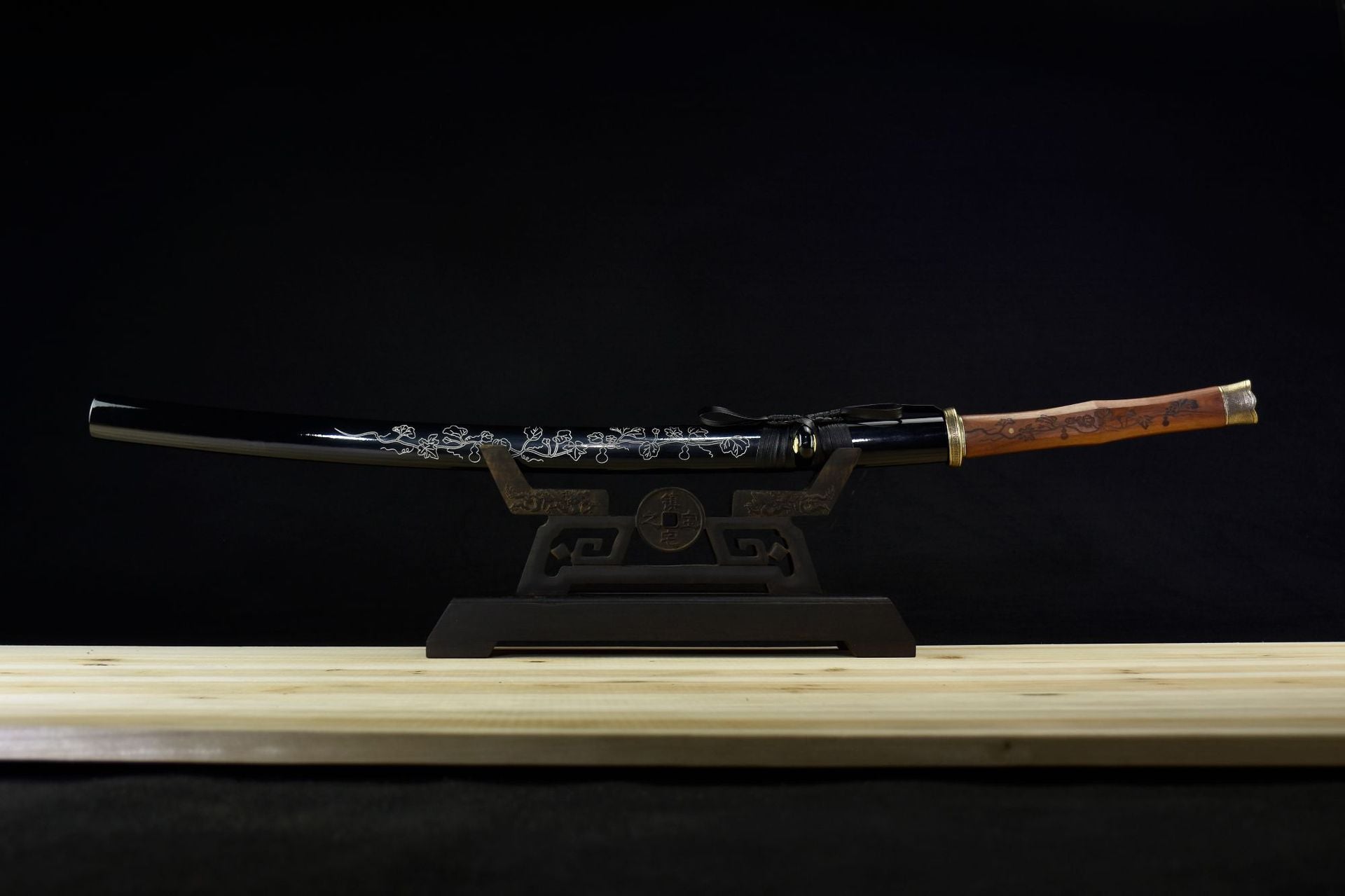 A full view of the gourd-patterned manganese steel katana sheathed in its saya, offering an elegant and collectible display.