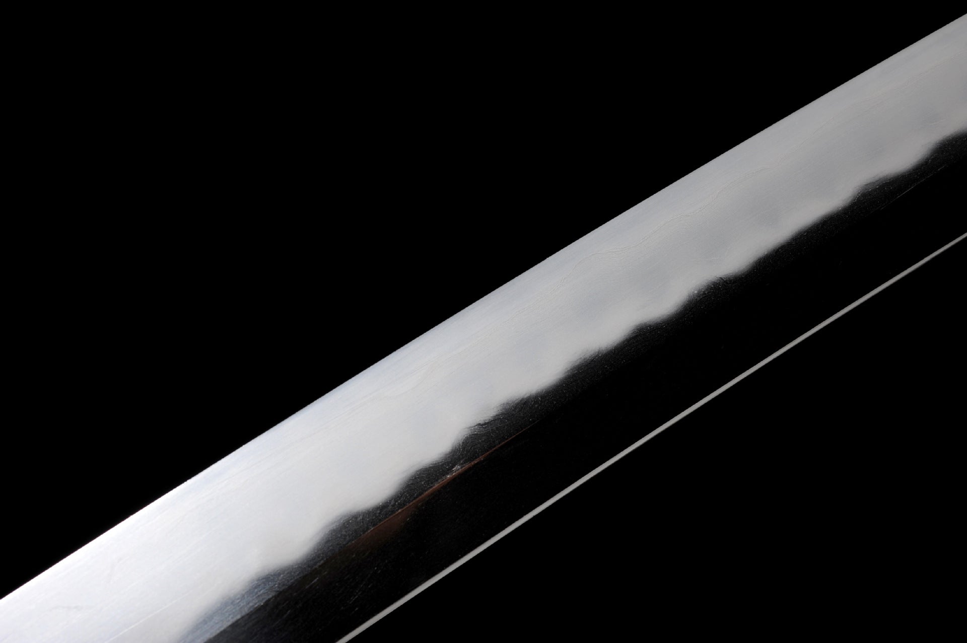 Broad straight-edge (hiro-suguha) hamon on the katana blade.