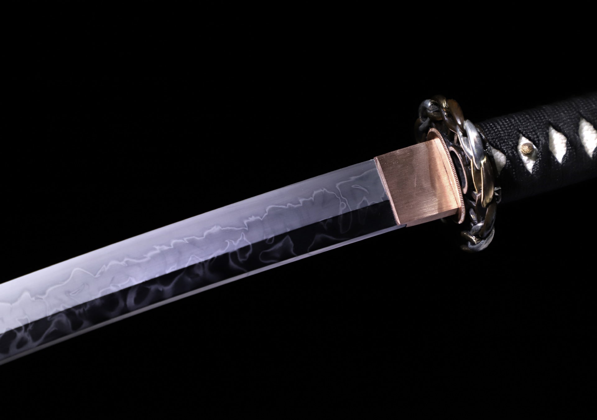Kiri-giri katana blade with 皆焼 hamon and habaki detail.