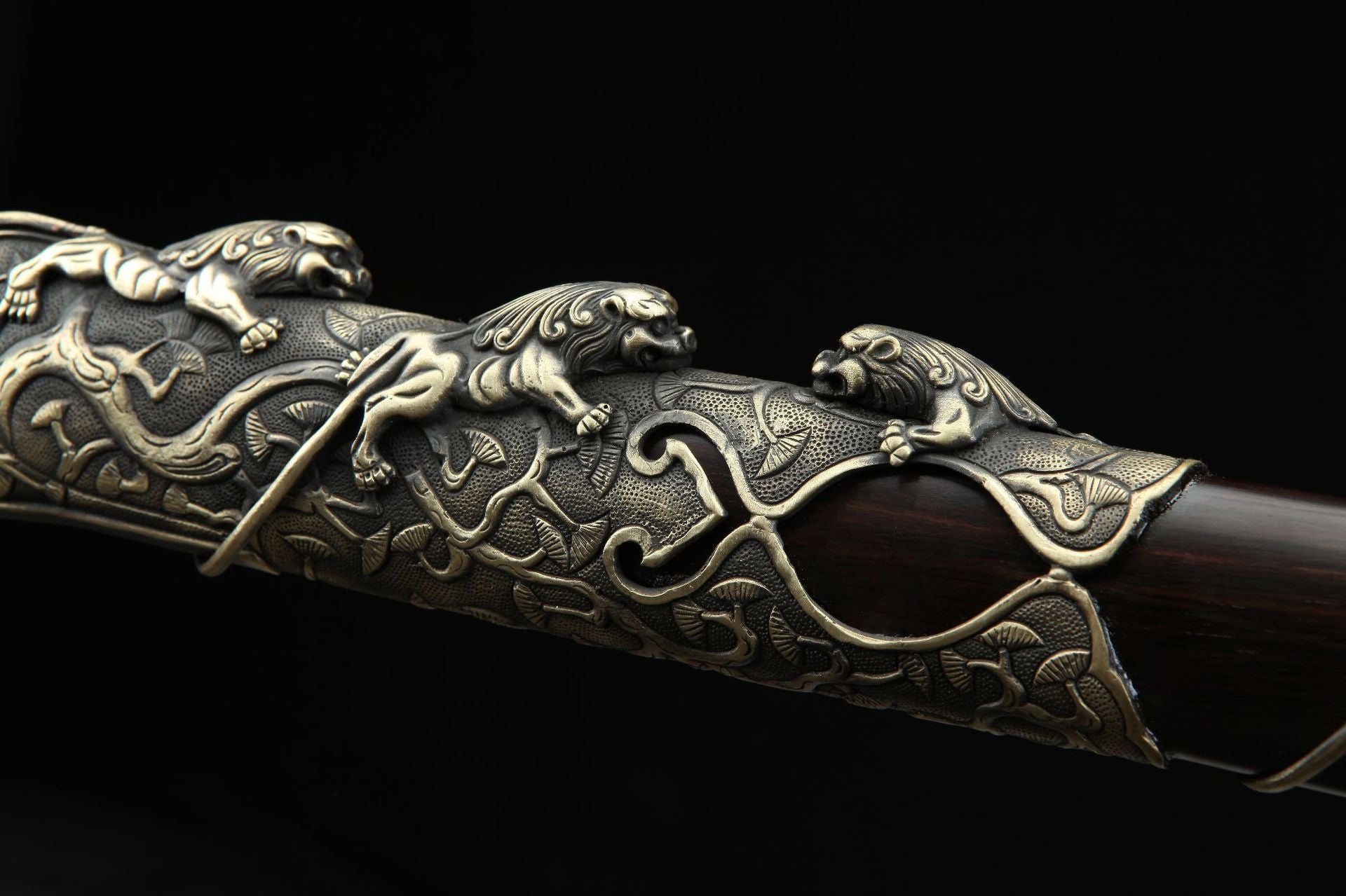 Metal lion decorations on the saya of Nine Lions gunto.