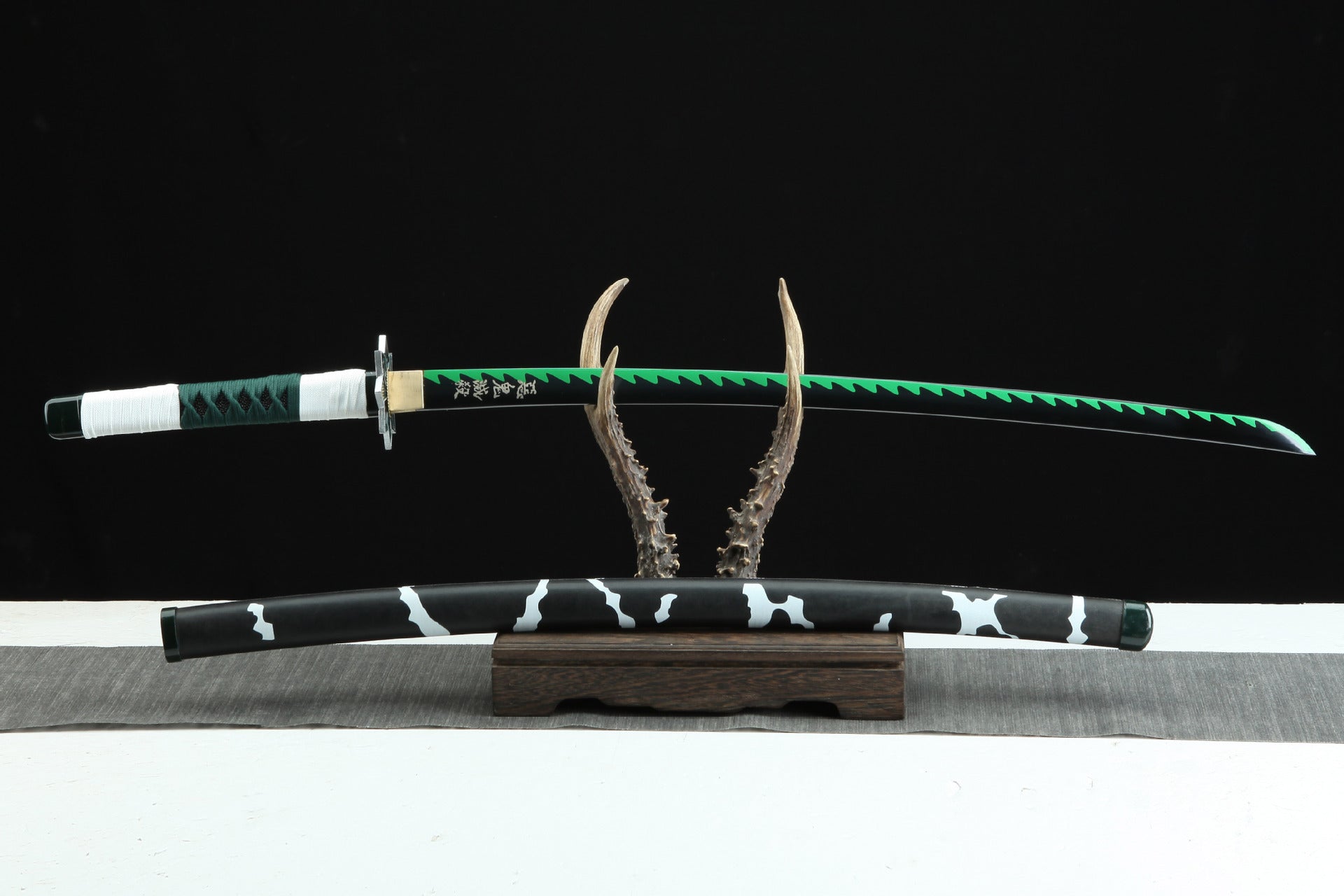 A full view of Sanemi's sword featuring a unique green blade.