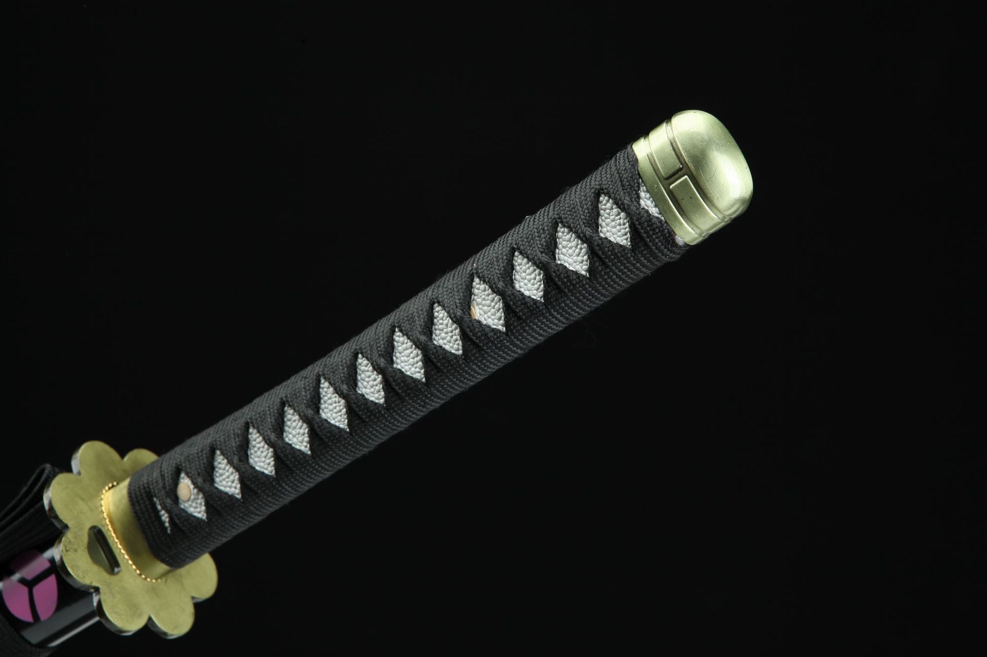 Full view of Roronoa Zoro’s Shusui sword handle, featuring a white rayskin wrap with black cord wrapping.