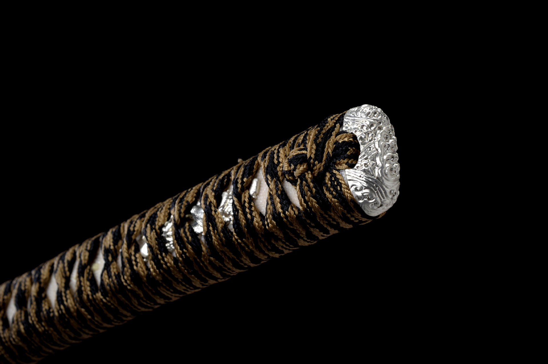 Silver pommel with intricate auspicious cloud design.