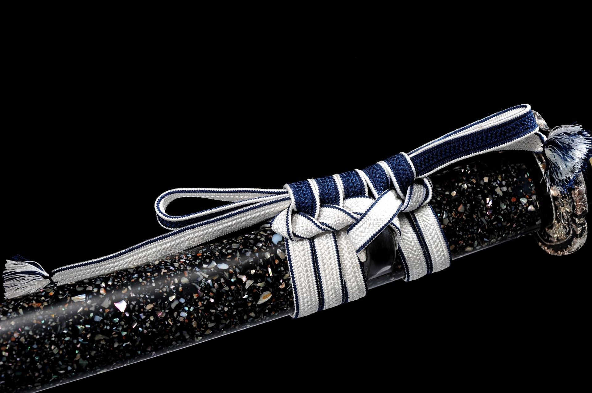 Blue and white sageo on the katana scabbard.