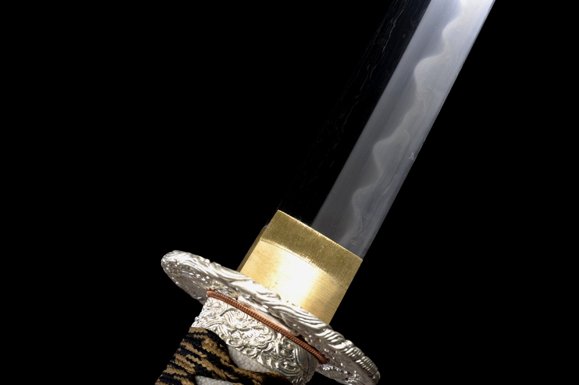 Double habaki (二重鎺) on the katana.