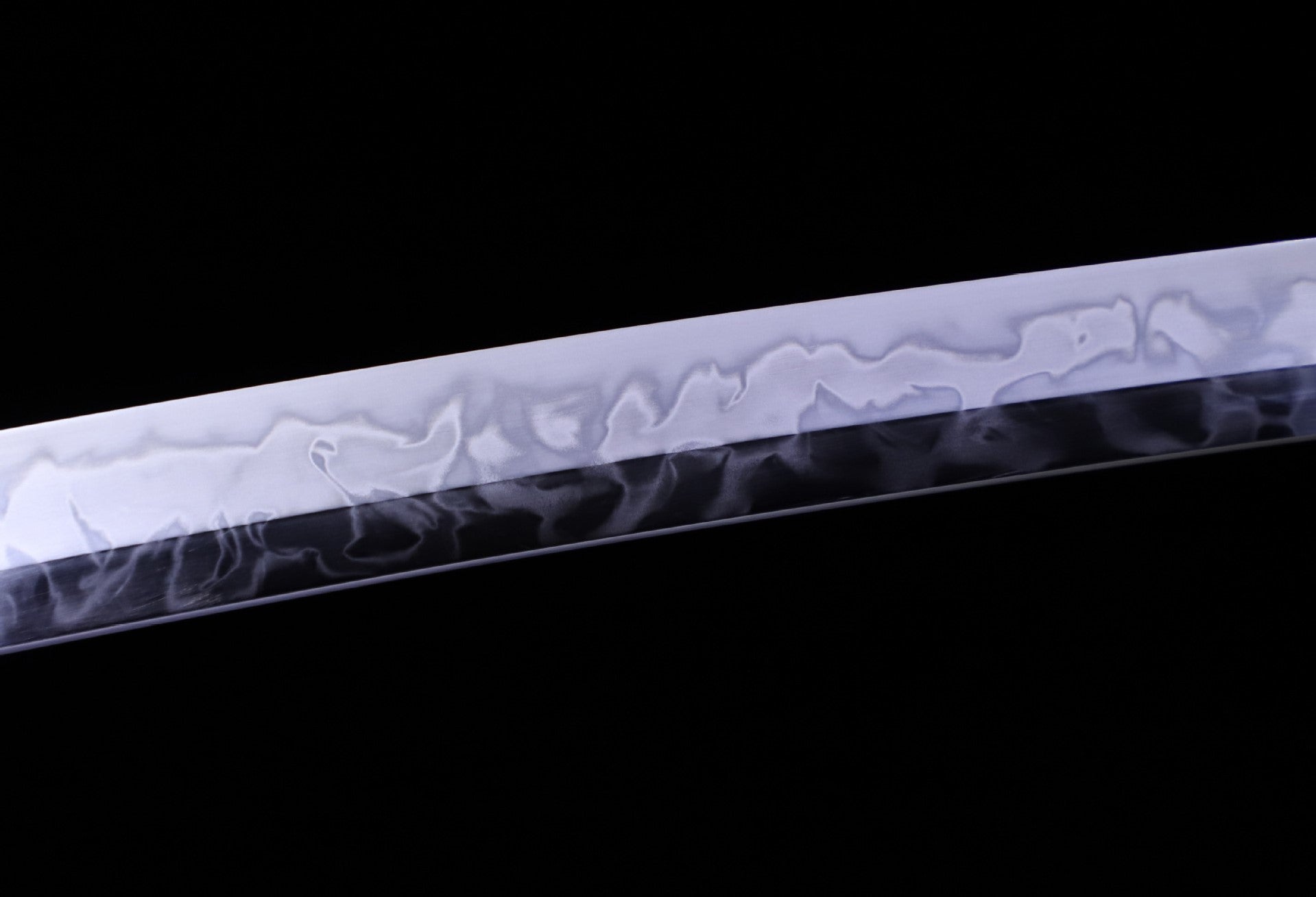 Kiri-giri katana’s blade detail with fully hardened hamon pattern.