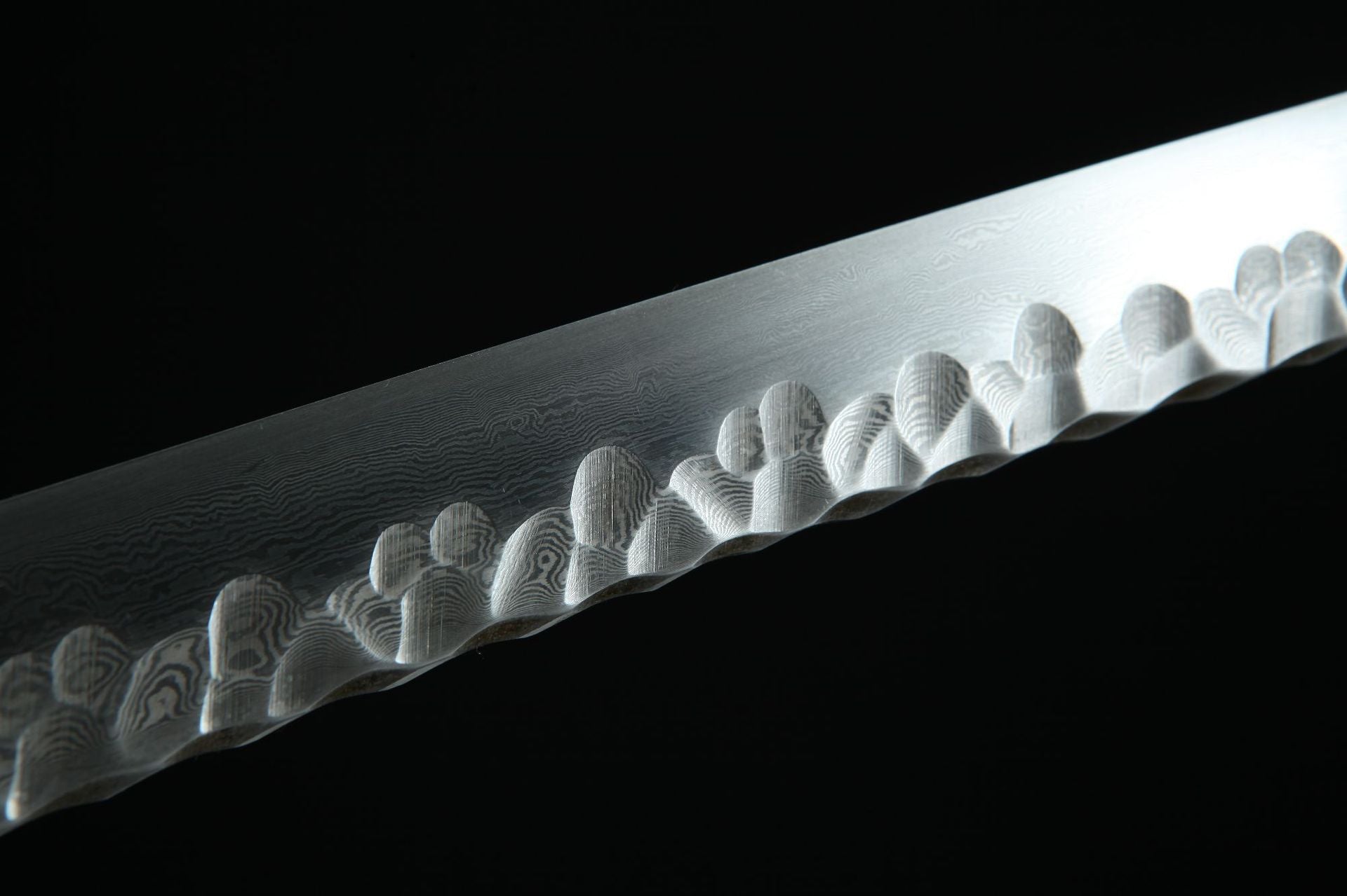 Detailed view of Hebi katana blade featuring shinogi and the distinctive Damascus steel pattern.