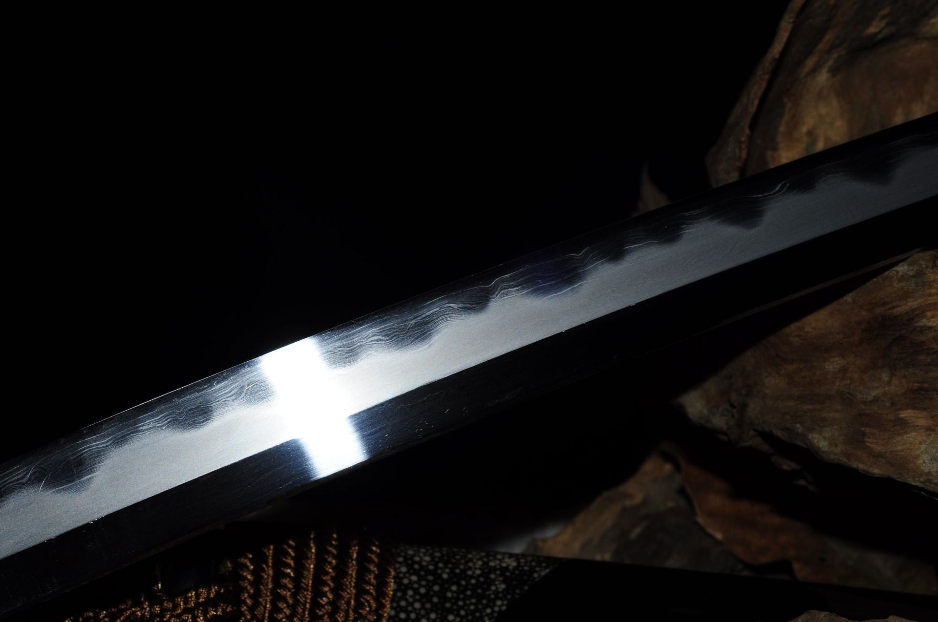 kōbuse-gitae carbon steel blade daisy katana with hamon pattern.