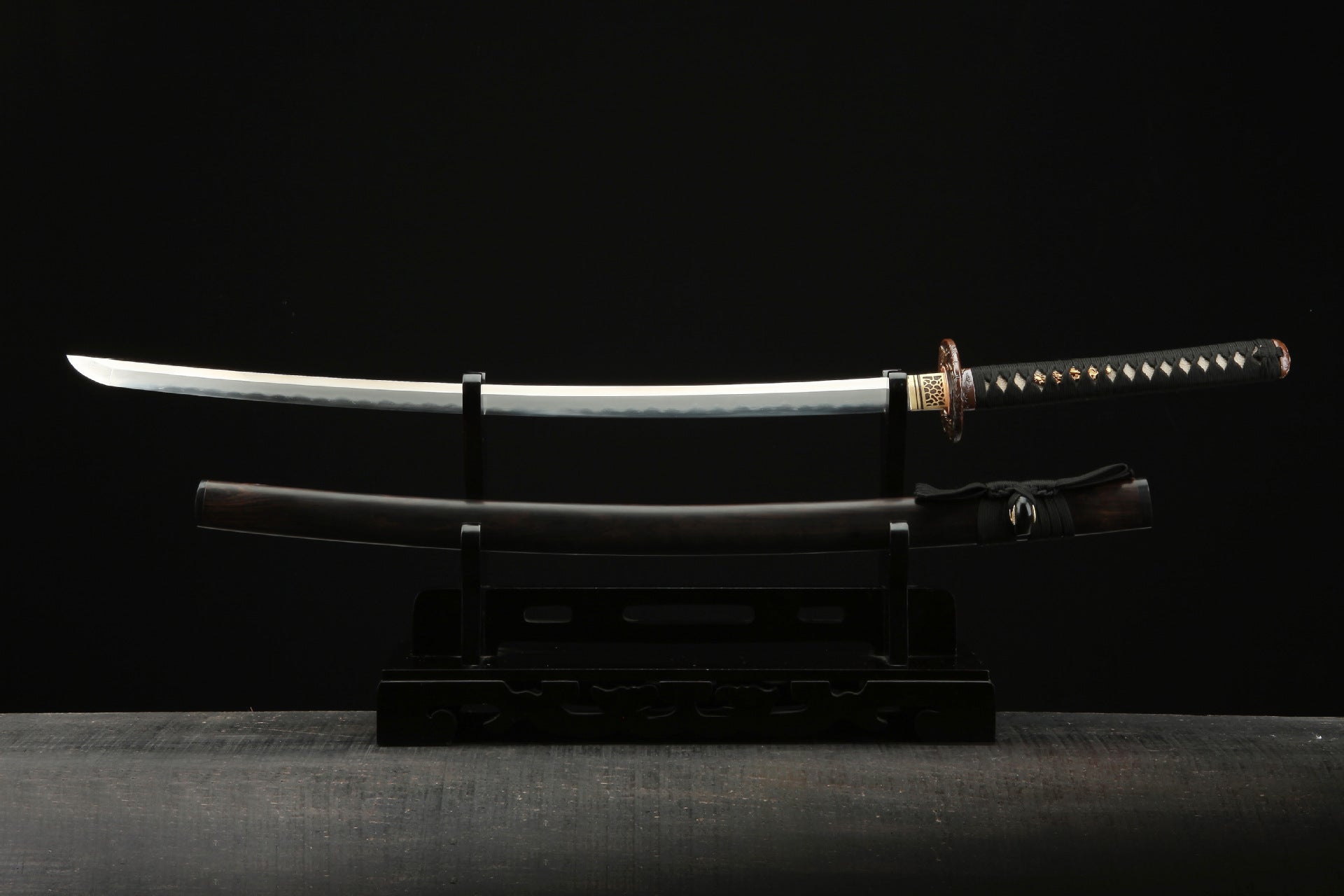 Full display of the Mountain Lord katana featuring a Damascus steel blade and tiger fittings.