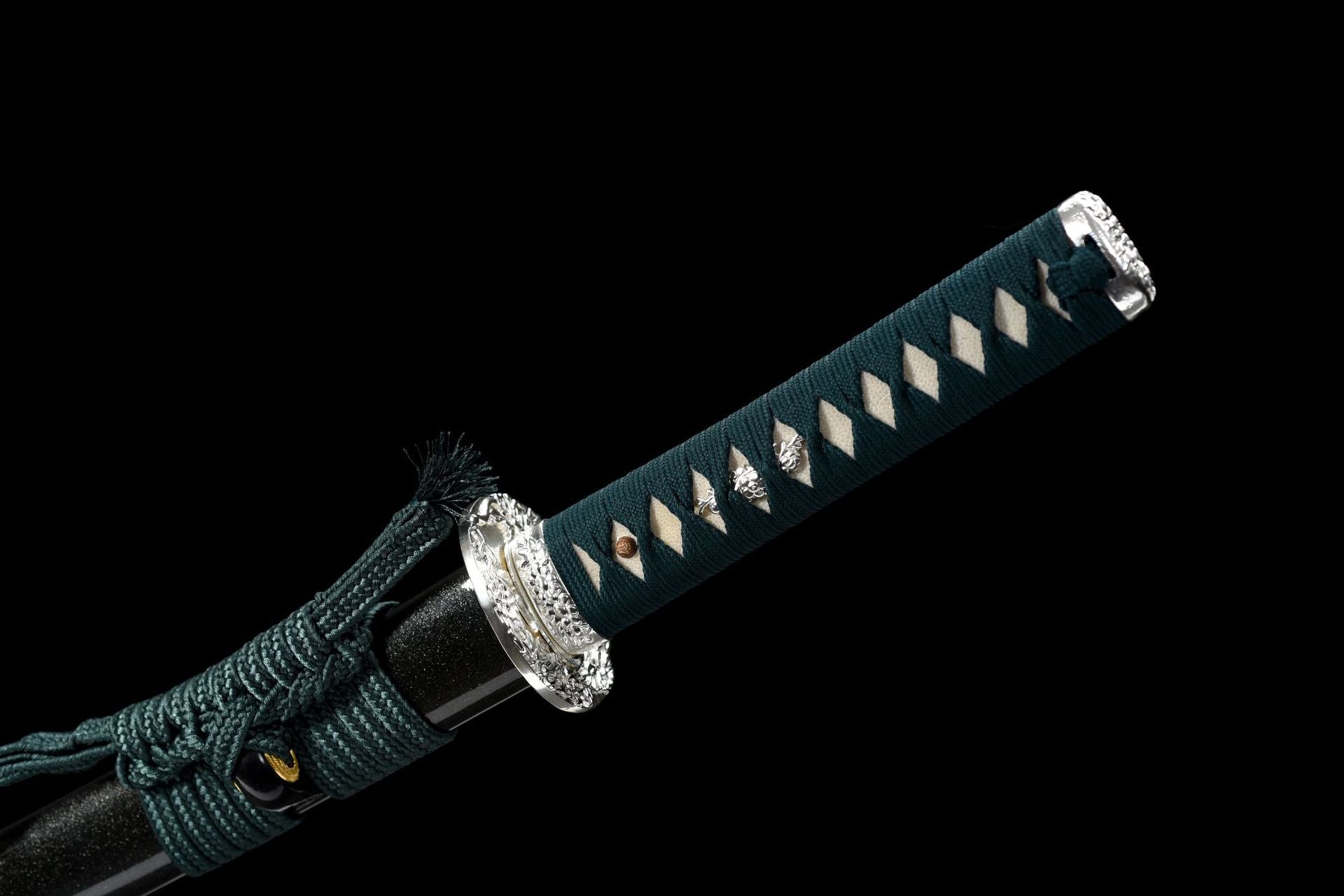 Handle of a Phoenix samurai sword featuring white ray skin and a black wrap.