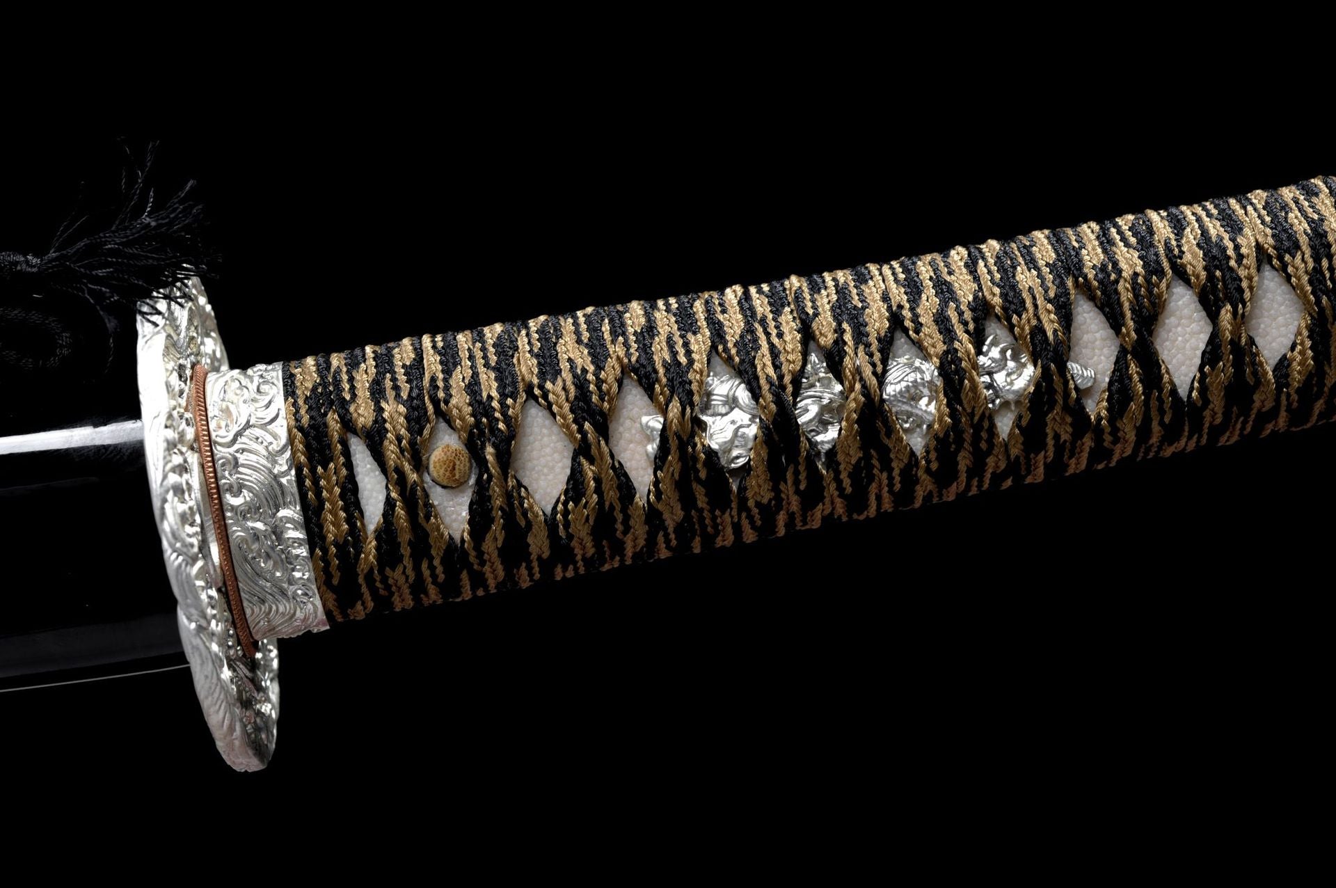 Complex silver mekugi on the handle.