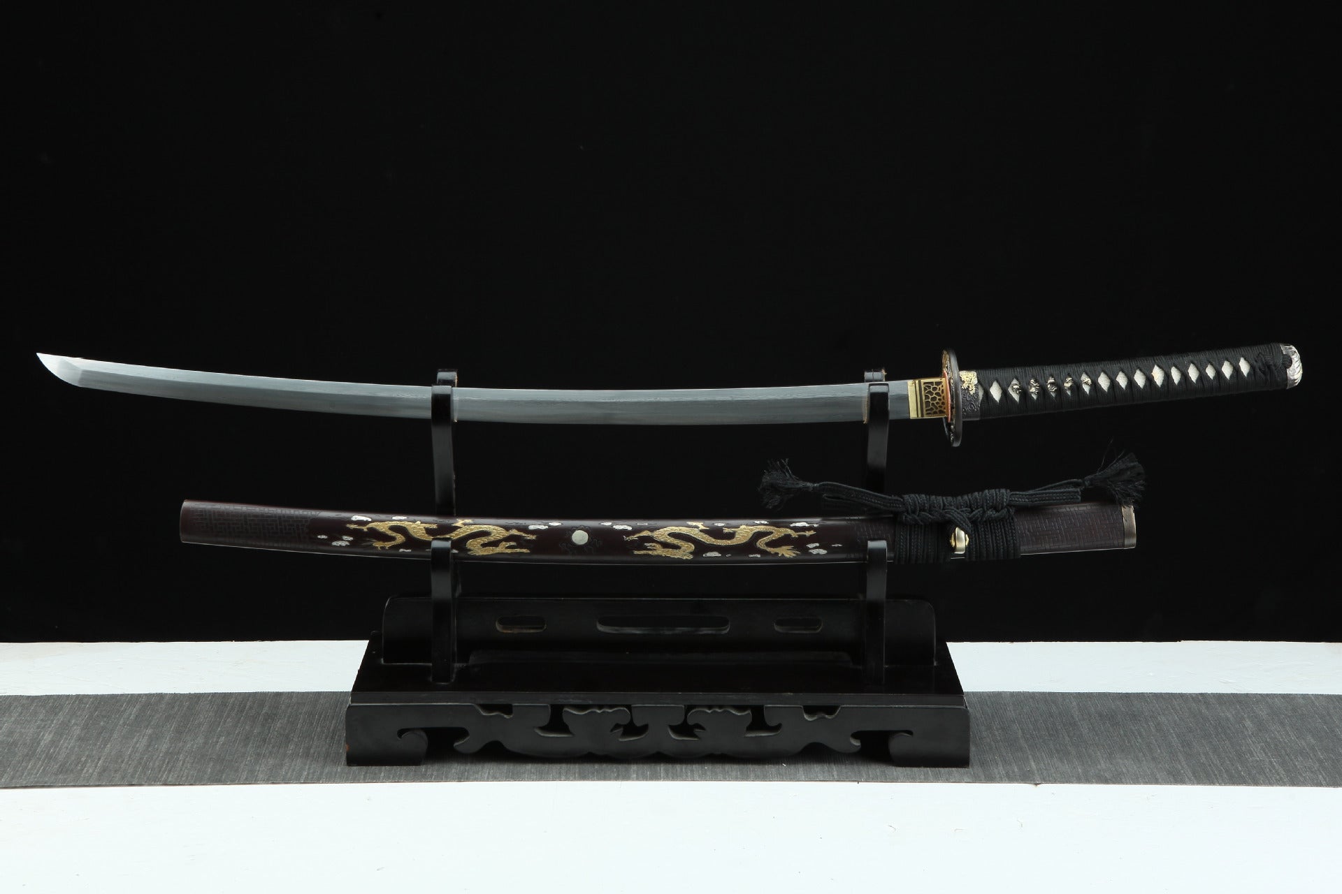 Panoramic view of the Ssangyong katana, crafted from Damascus steel.