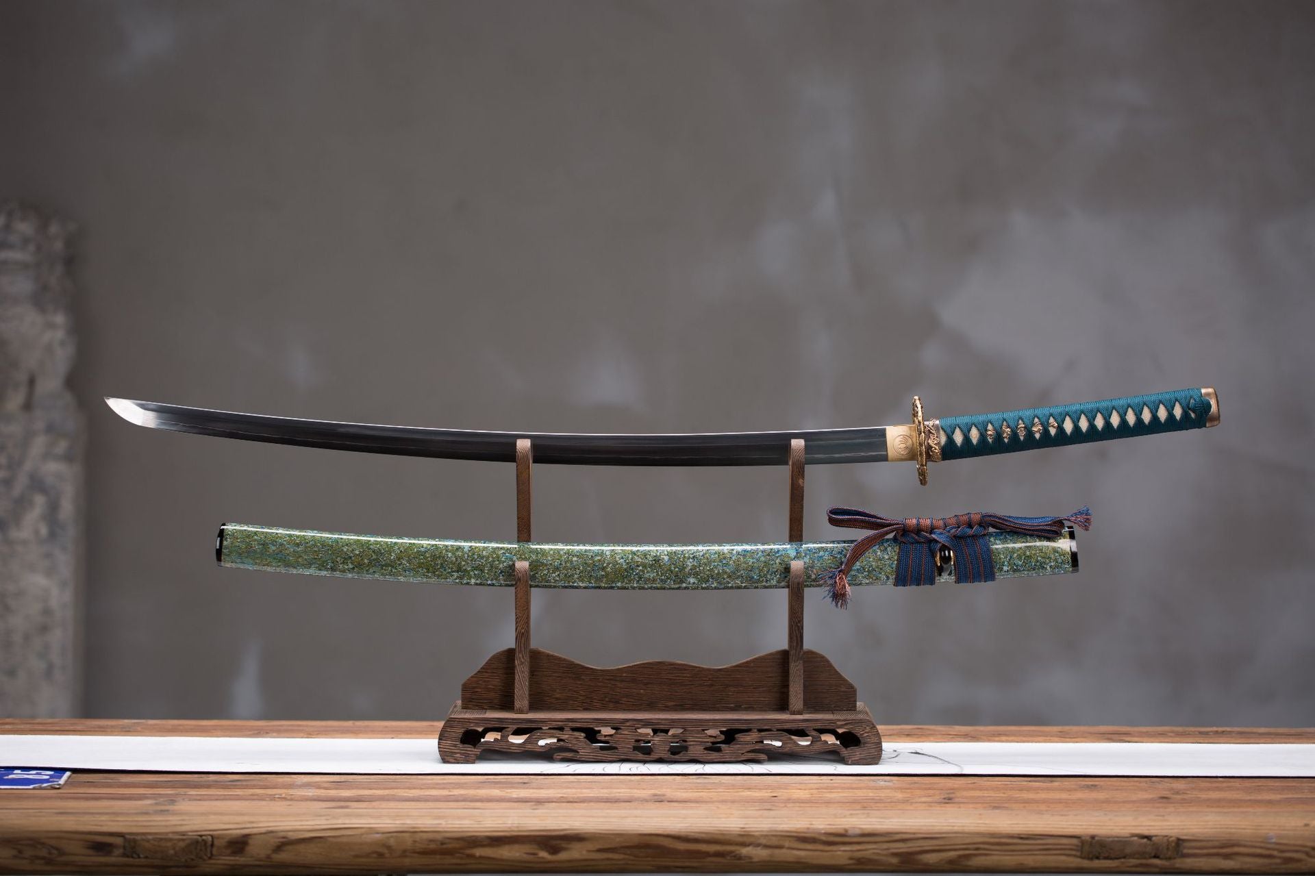 A high-end T10 steel katana featuring elegant horn fittings, showcasing premium materials and traditional Japanese craftsmanship.