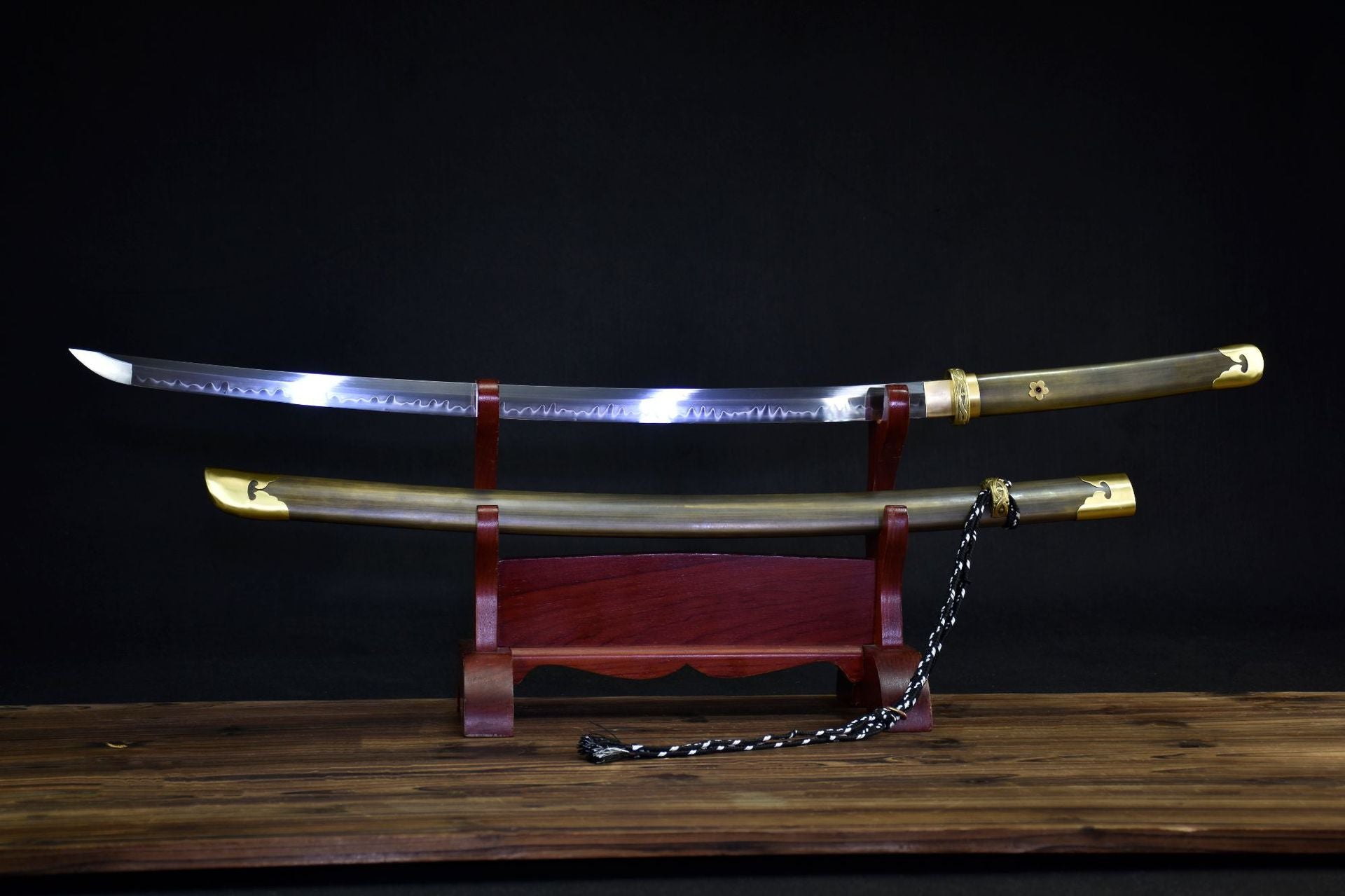 A T10 steel katana featuring elegant copper fittings, showcasing superior strength, refined design, and traditional craftsmanship.