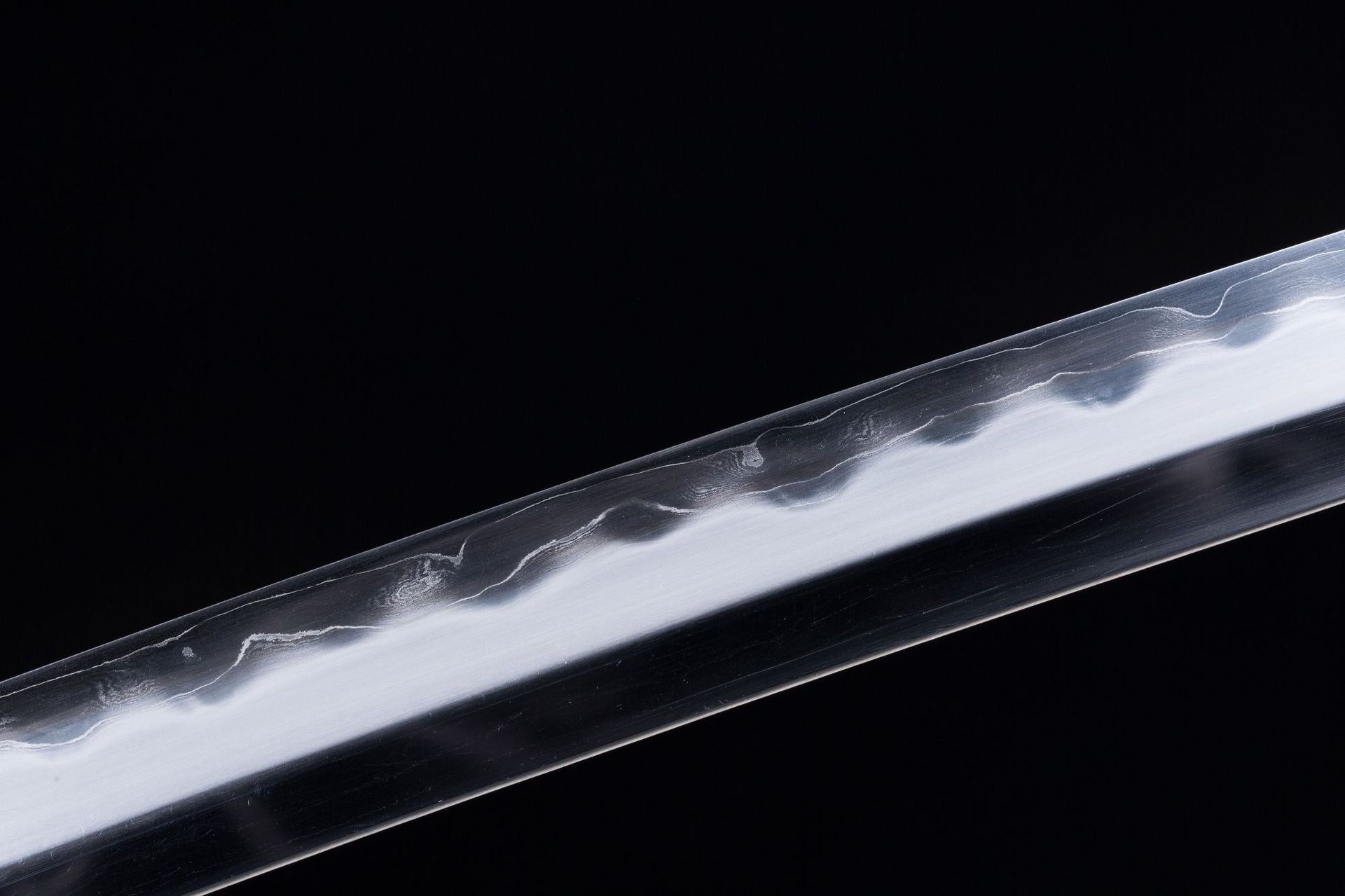 Hamon of a Wild Horse katanawith a distinctive wave pattern from clay tempering