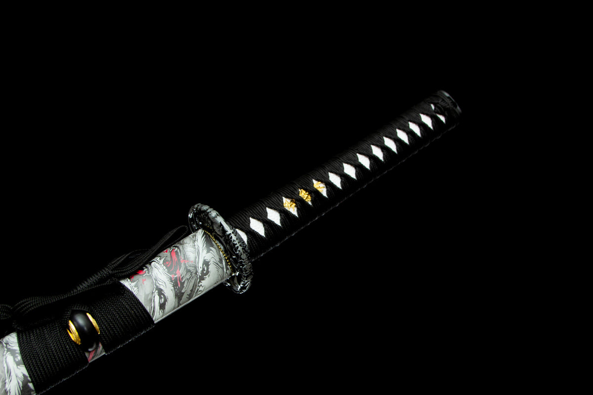 The Autumn Mist Katana with the seasonal pattern on the lacquer