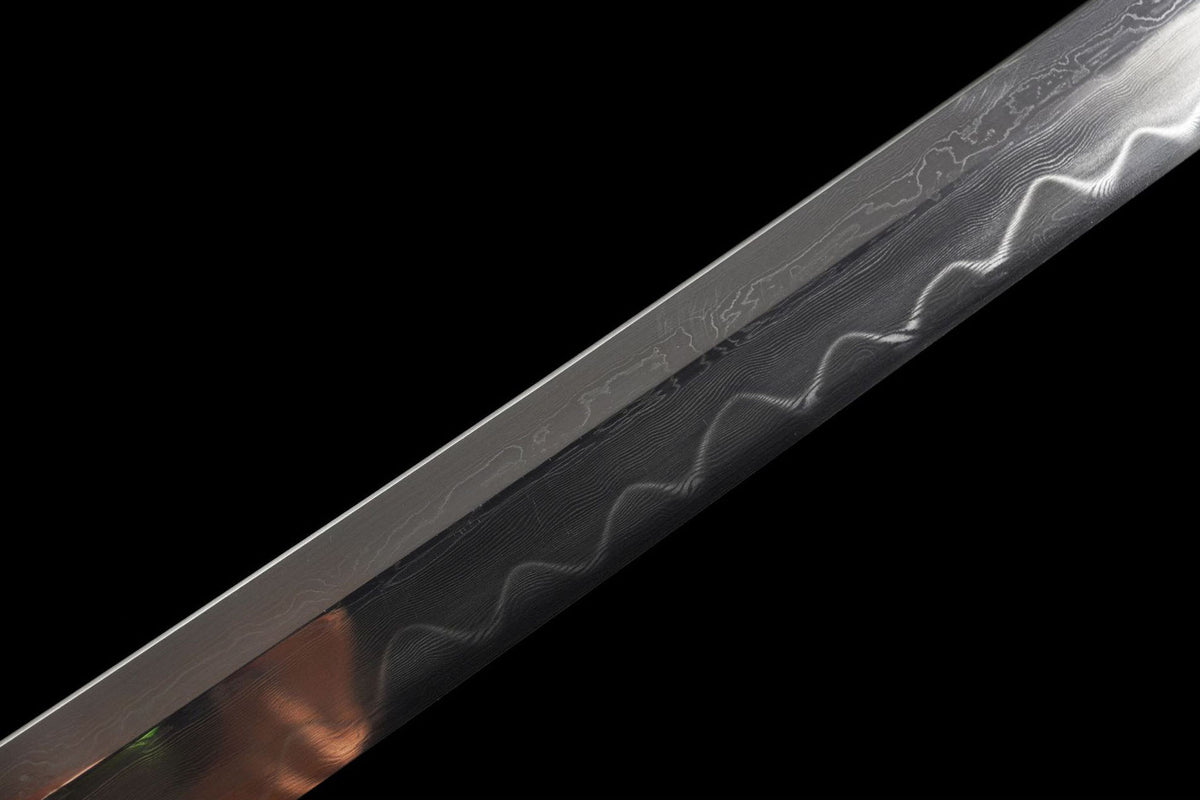 Close view of the layered steel grain and wavy blade pattern