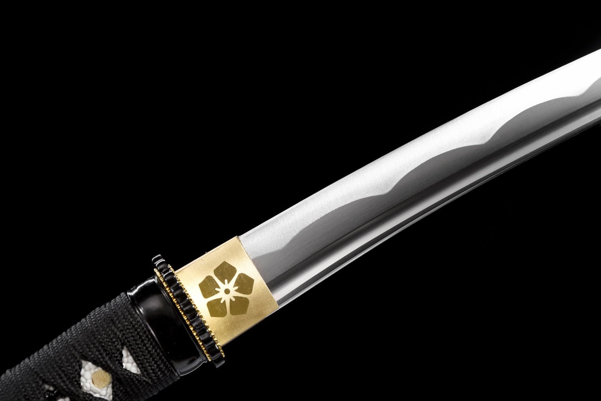Grooved wakizashi blade with visible wave-style pattern