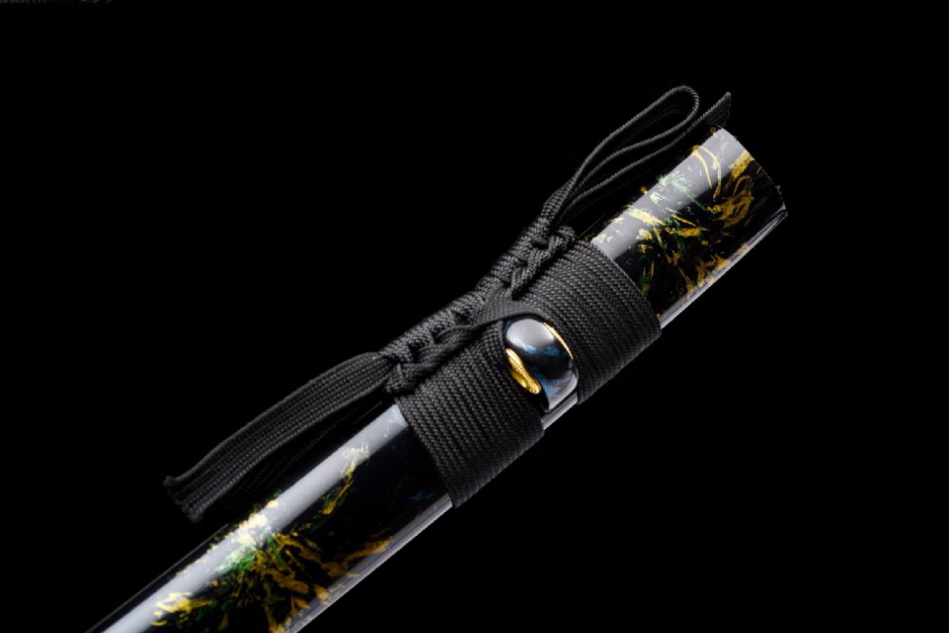 Black sageo tied around the lacquered saya