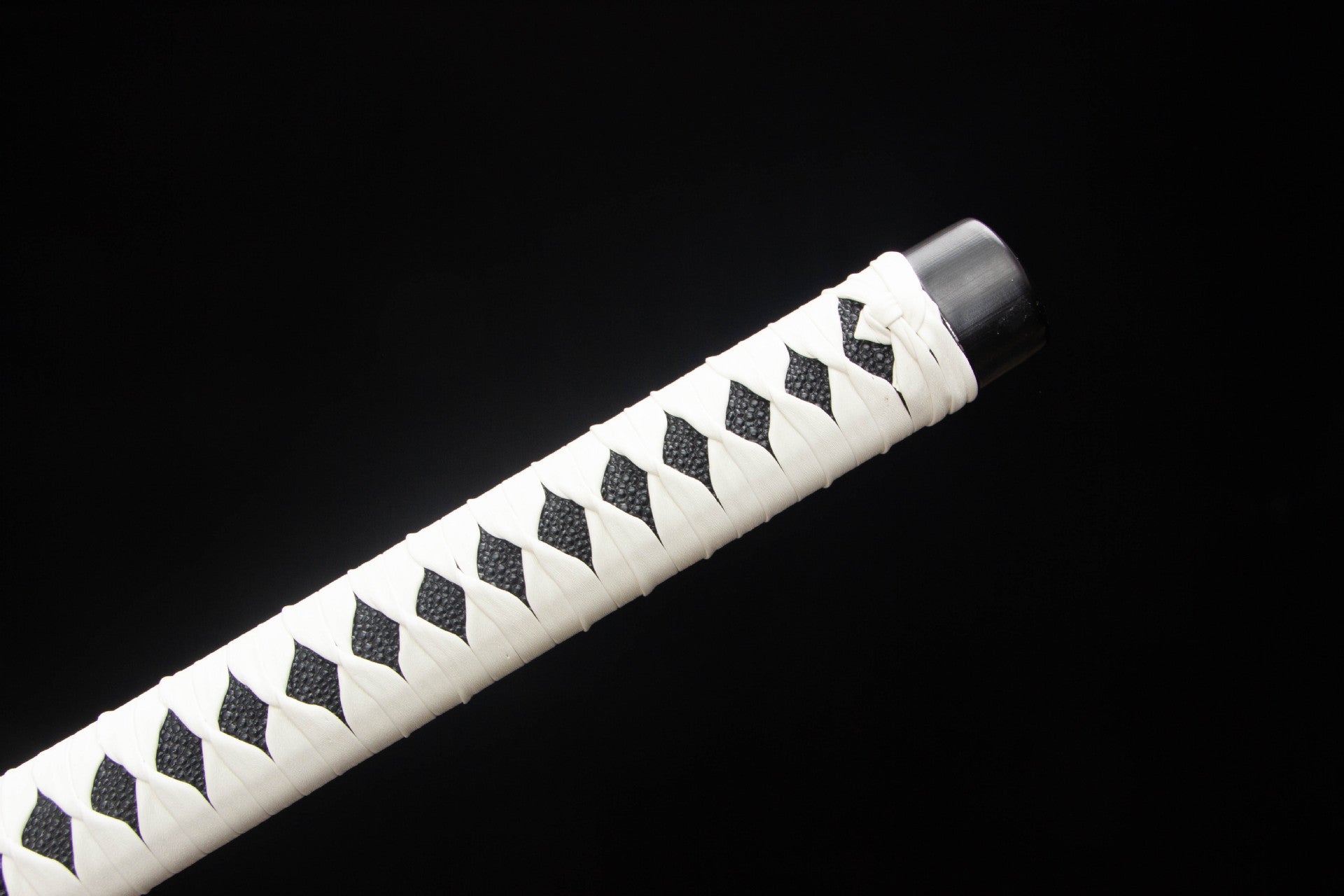 Close-up of white tsuka wrap with black diamond underlay