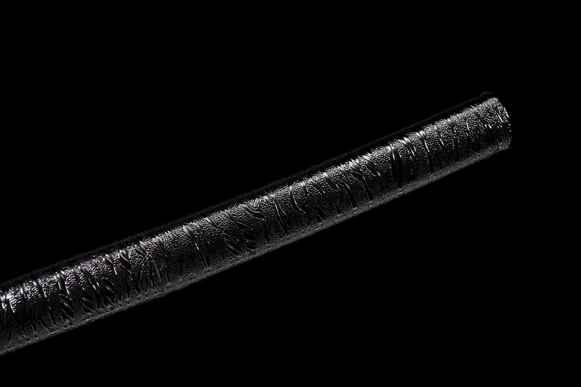 Black-lacquered saya with raised bamboo-leaf texture