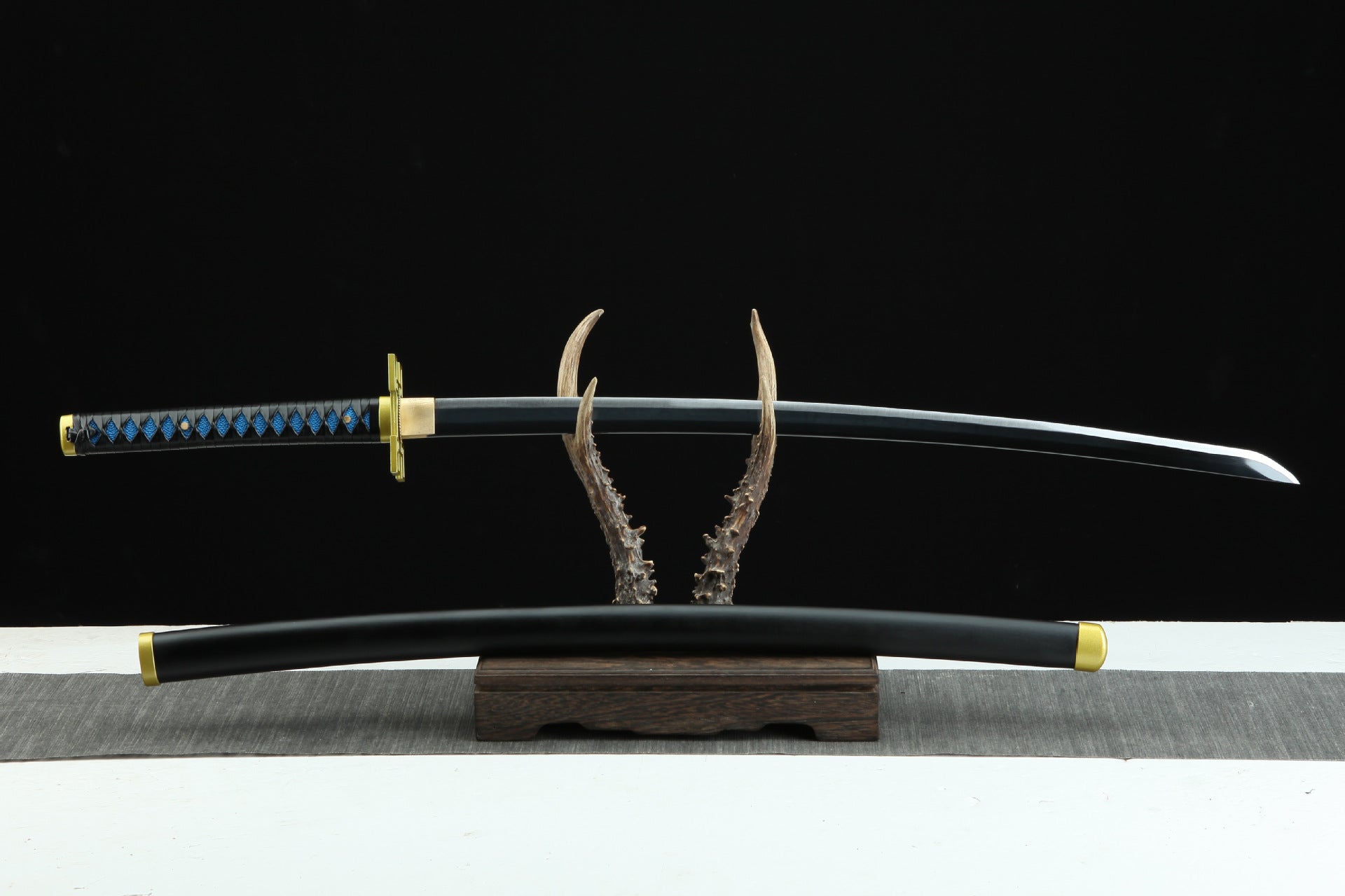 Muichiro's sword in blue and black from Demon Slayer.