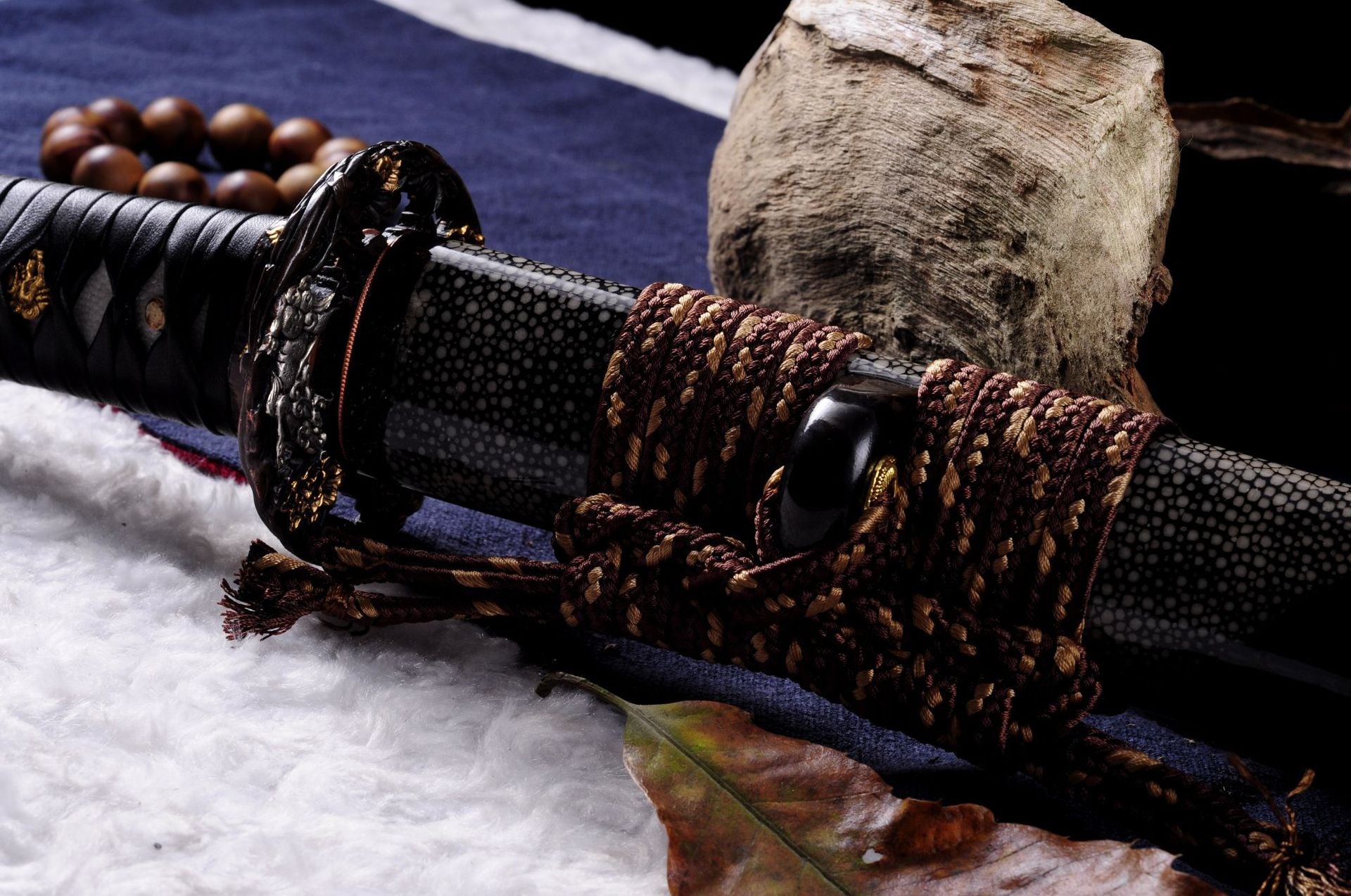 Beautiful sageo on a Genji katana.