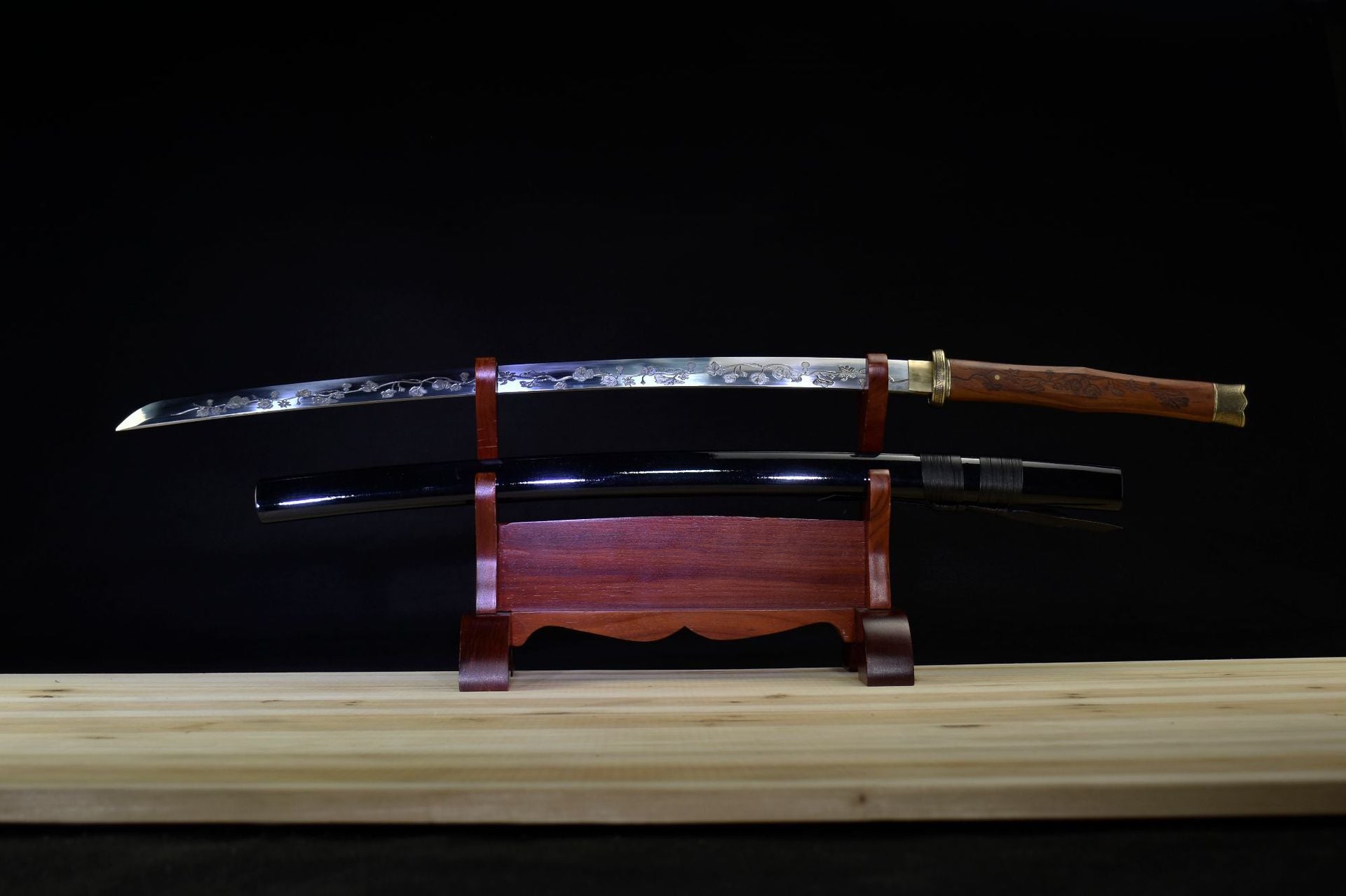 A complete view of the "Gourd" katana, highlighting the blade and saya with their elegant design and craftsmanship.