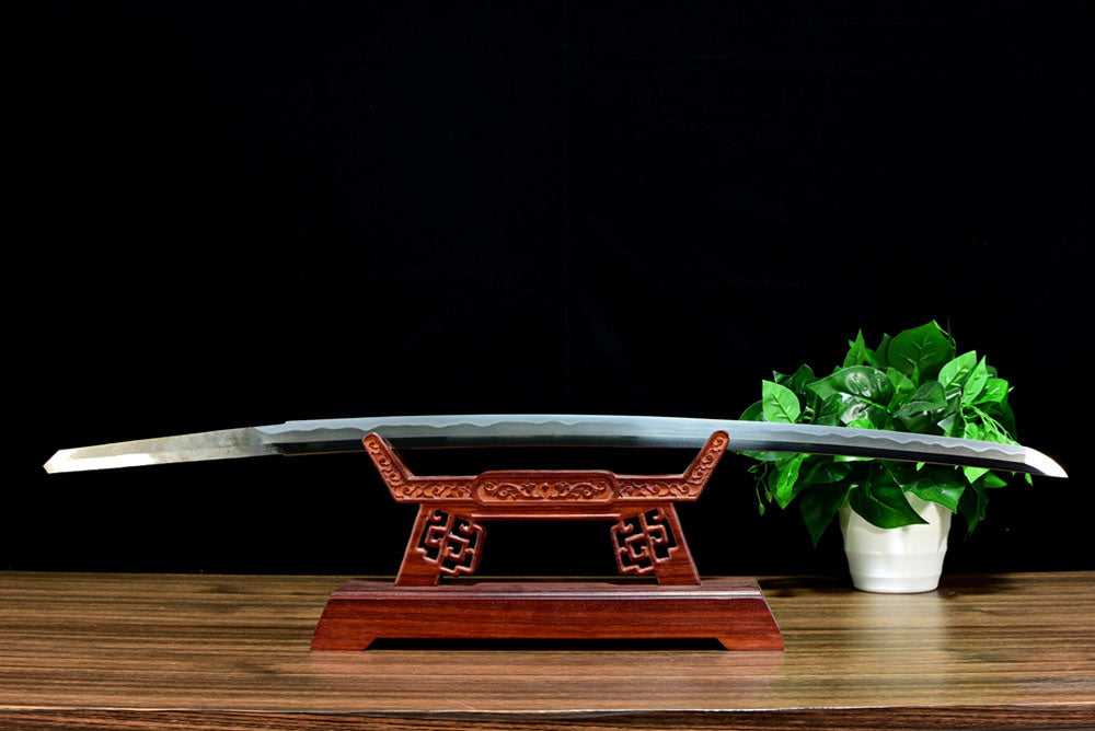 Prajna notare (湾れ) nashiji-hada (梨子地肌) katana blade