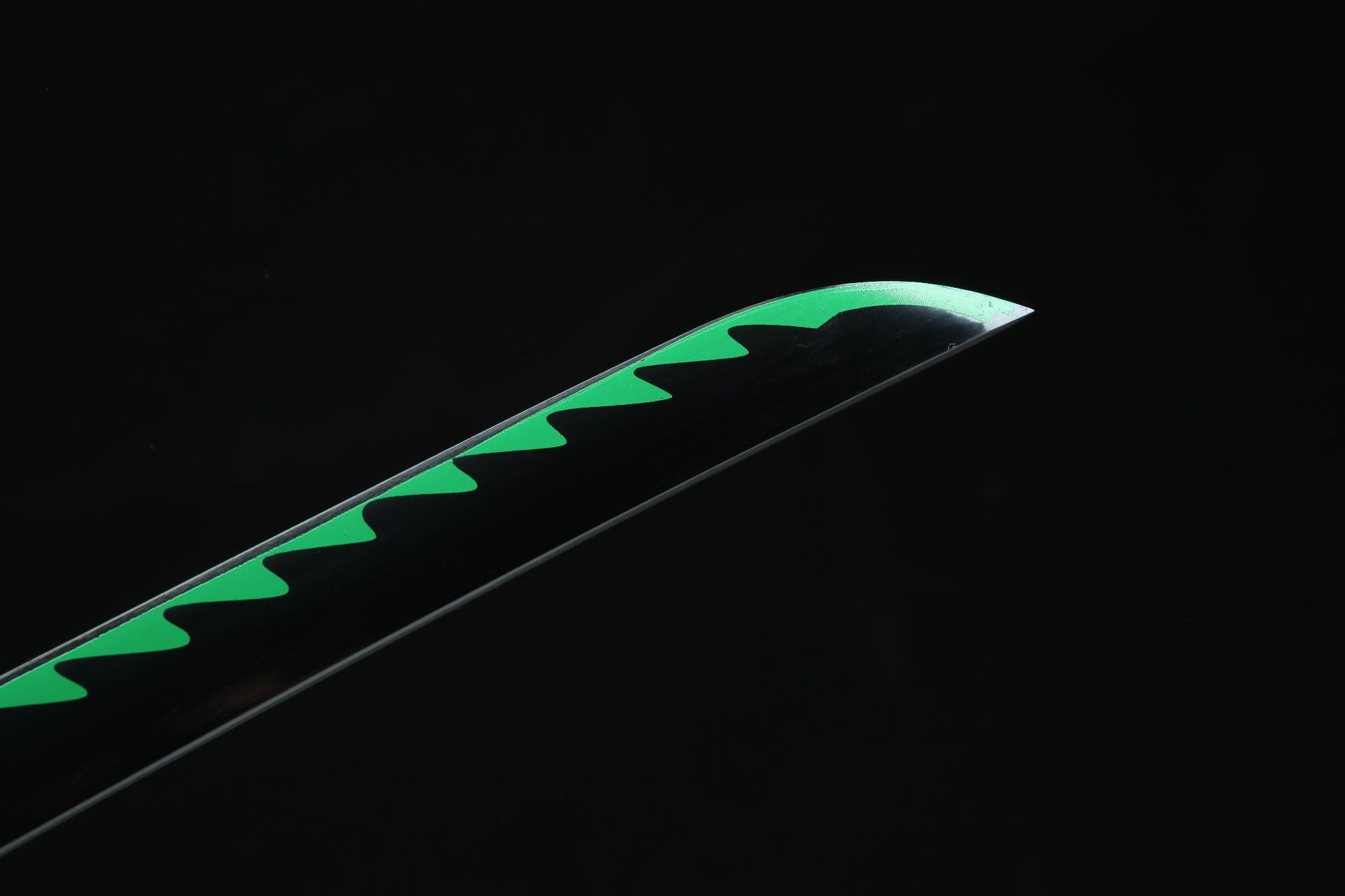 A close-up view of Sanemi Sword's blade, featuring a black blade adorned with green serrated patterns.