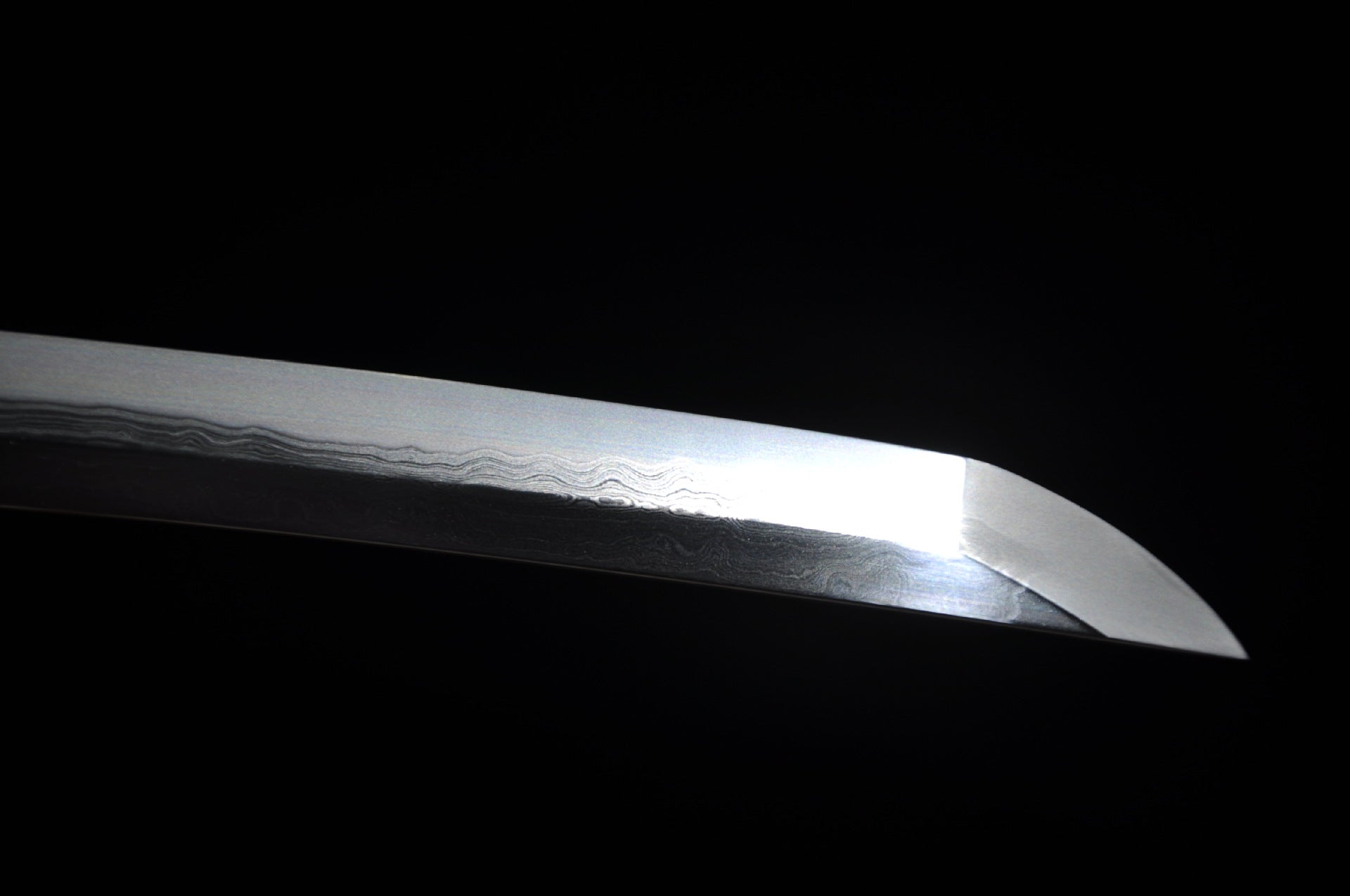 Exquisite hamon detail on the Yuuzumi katana blade.