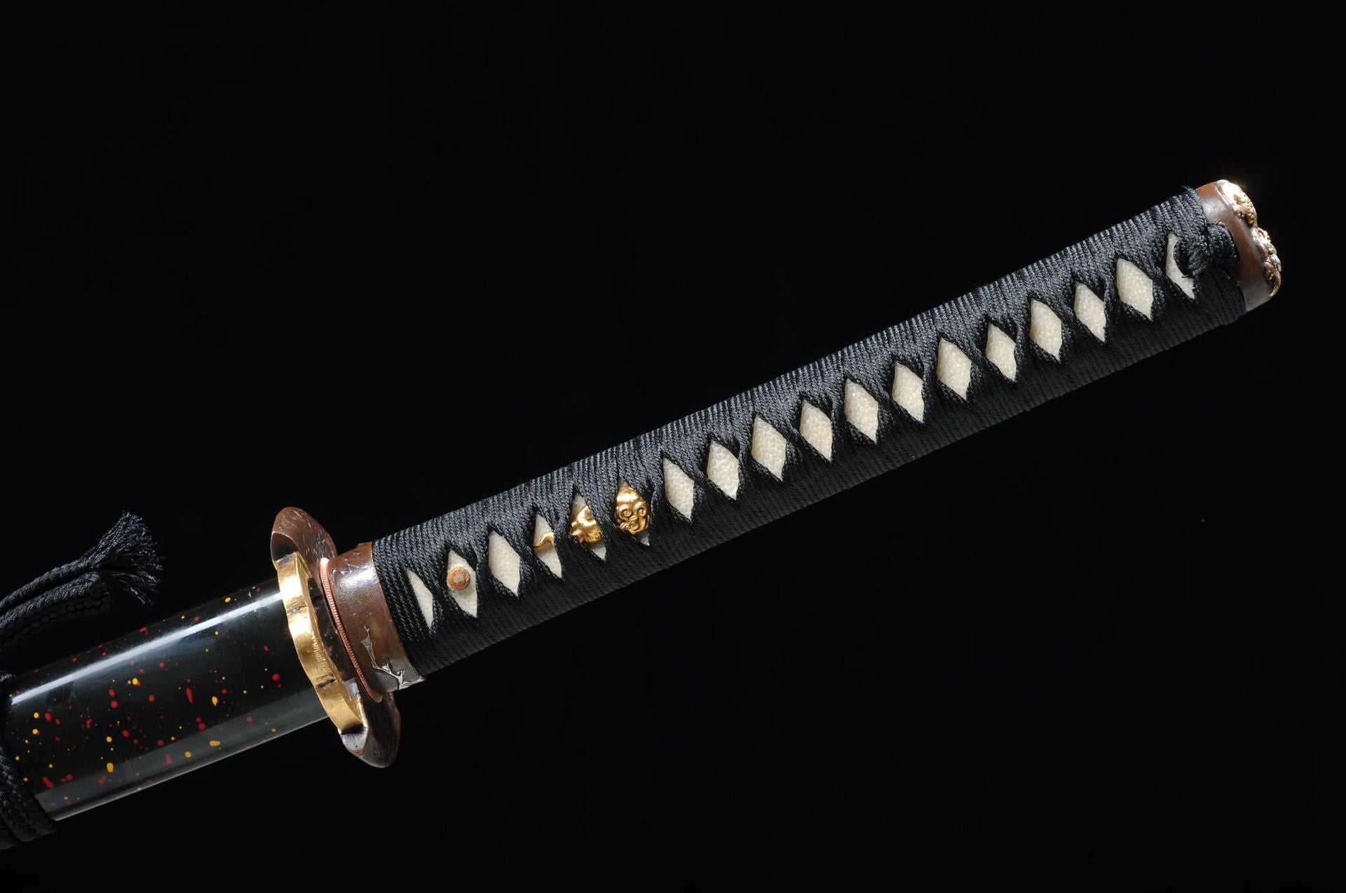 Yuuzumi katana’s tsuka features black tsuka-ito and real rayskin.