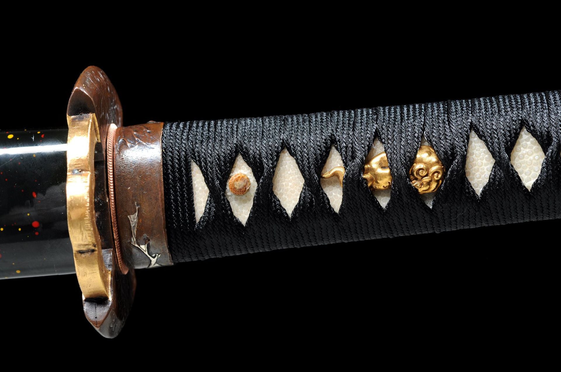 Gold menuki on the handle of the Yuuzumi katana.