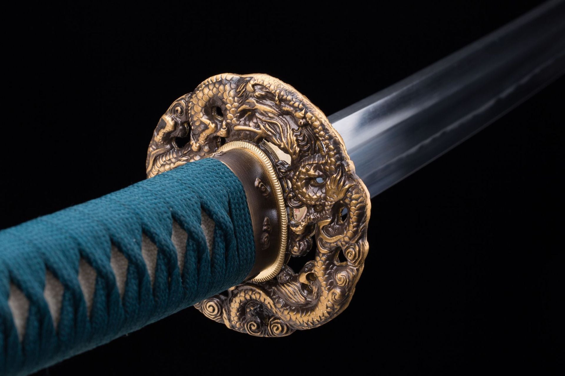 A high-end loong-themed tsuba for a katana, intricately designed to reflect traditional Japanese culture and craftsmanship.