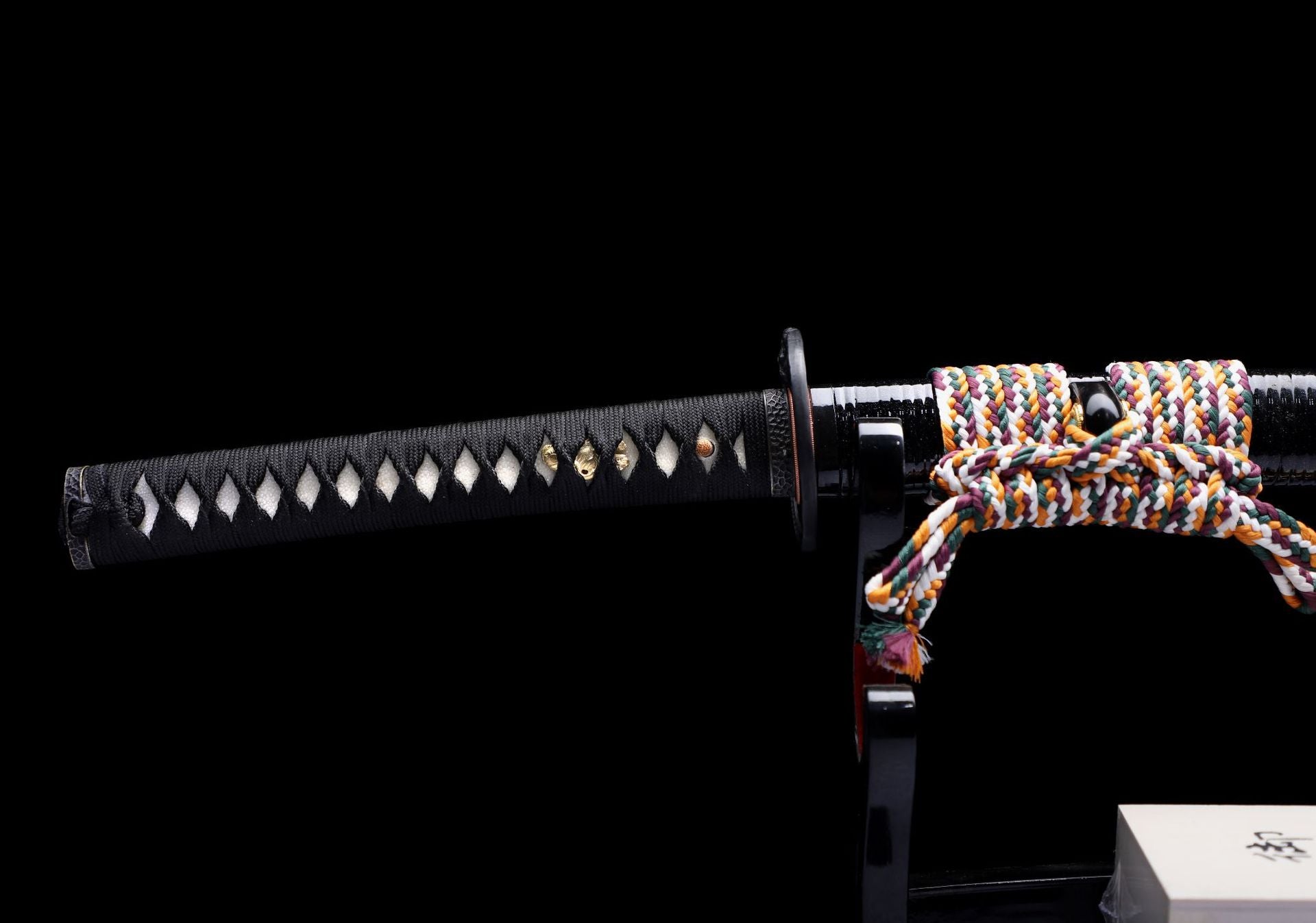 Close-up of the tsuka on a Kuro ShiShi katana featuring white samegawa.