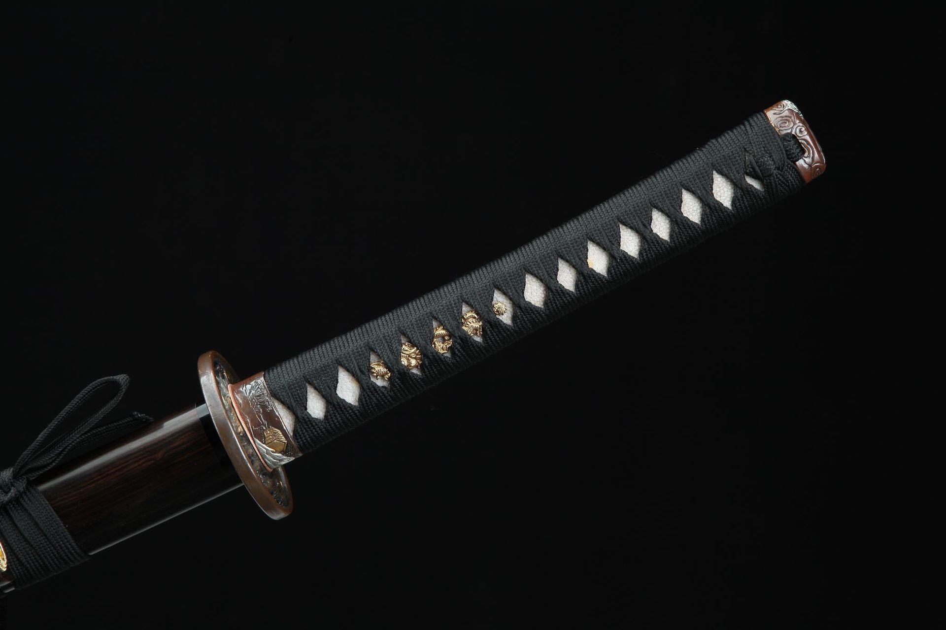 Loong War katana's handle (tsuka), featuring secure tsuka-maki (handle wrapping) and same-hada (rayskin).