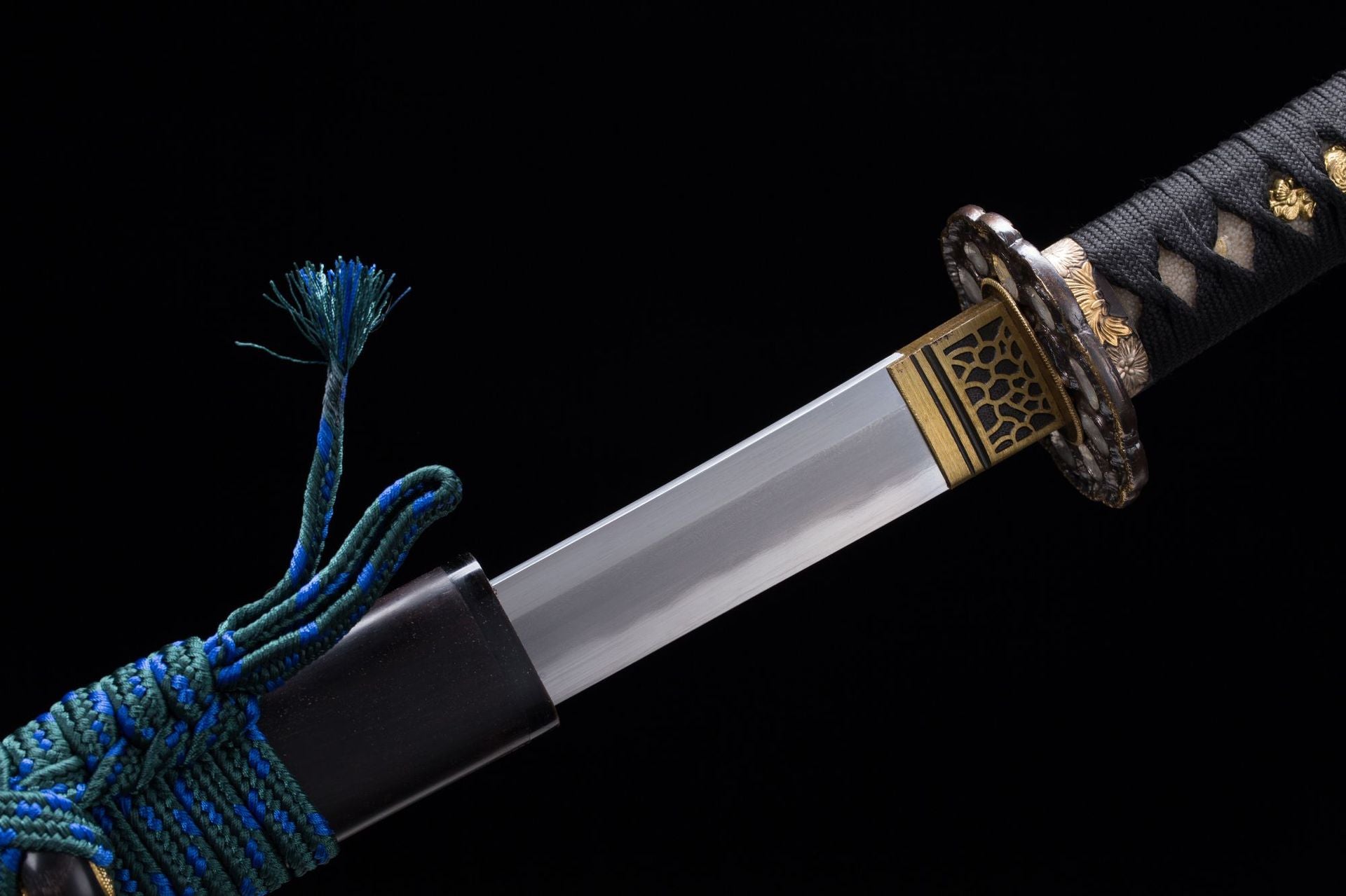 Close-up of the koiguchi and habaki on a Meditation katana ensuring a secure fit in the saya.