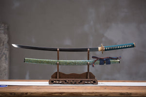 Open image in slideshow, A high-end T10 steel katana featuring elegant horn fittings, showcasing premium materials and traditional Japanese craftsmanship.
